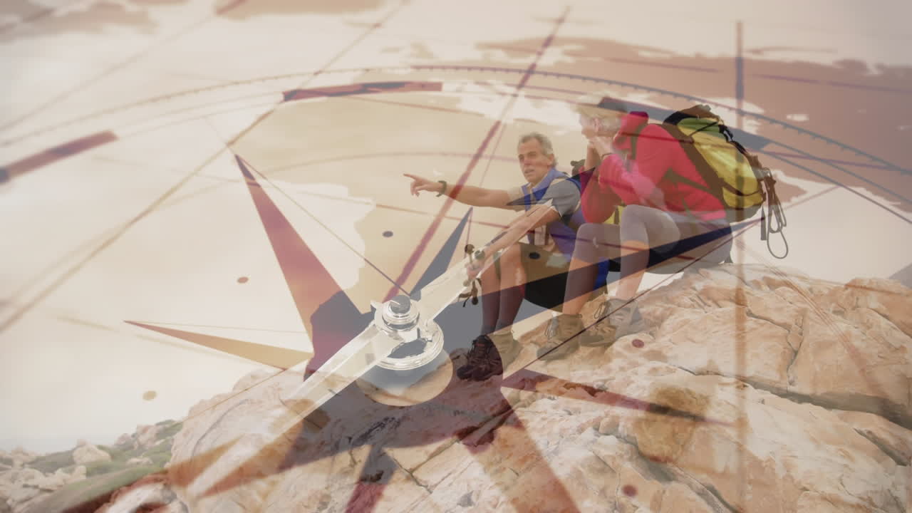 pareja de ancianos caucásicos haciendo senderismo en el campo sentados en rocas apuntando, girando la brújula