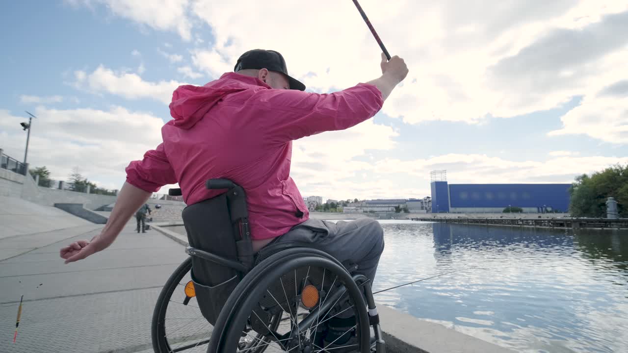 persona con discapacidad física que utiliza silla de ruedas para pescar en el muelle de pesca