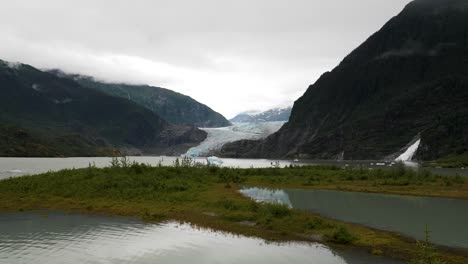 Glaciar-Y-Lago-Mendenhall,-Con-Cataratas-De-Pepitas-A-La-Derecha