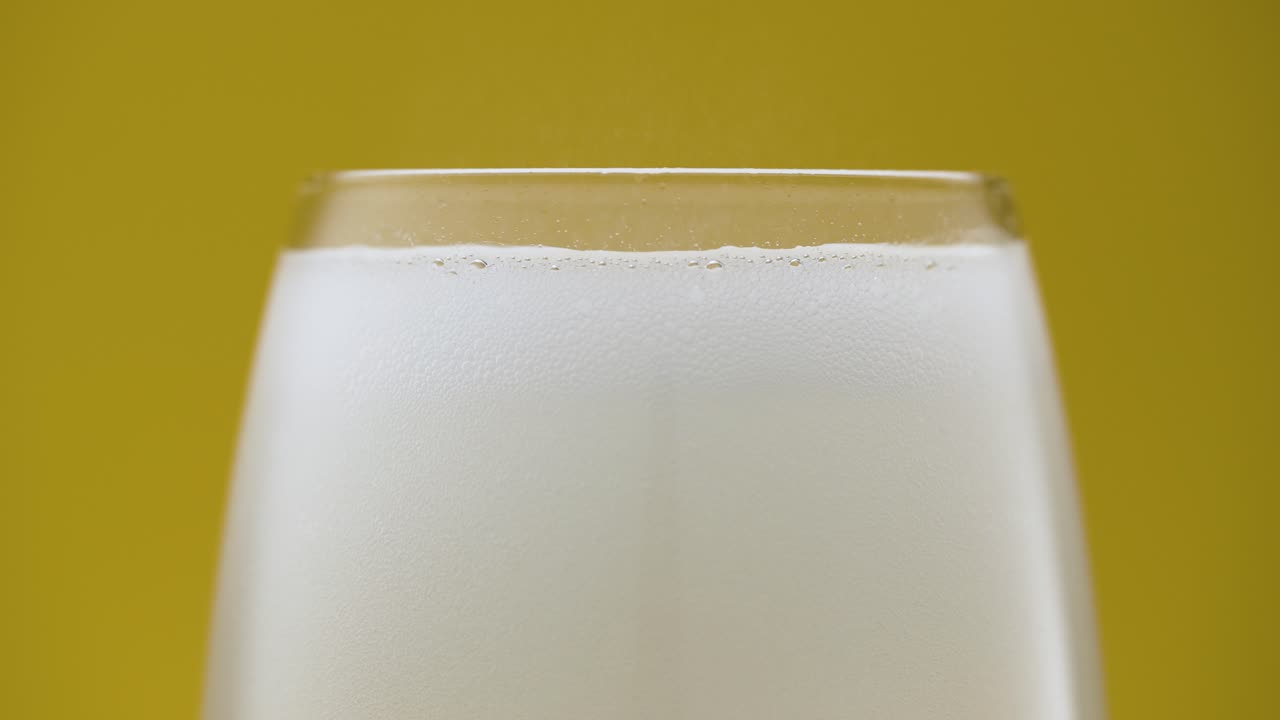 витаминовая вода с газом, пузырьками и пеной после таблетки аспирина, изолированный стакан