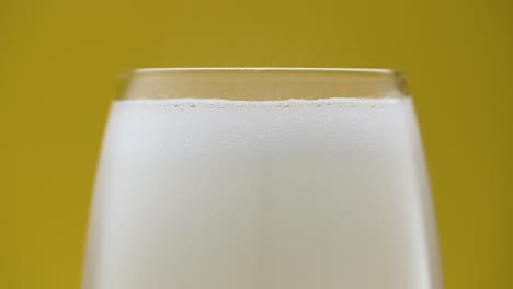 agua de vitaminas gaseosa, burbujeante y espumosa después de la tableta de aspirina, vidrio aislado