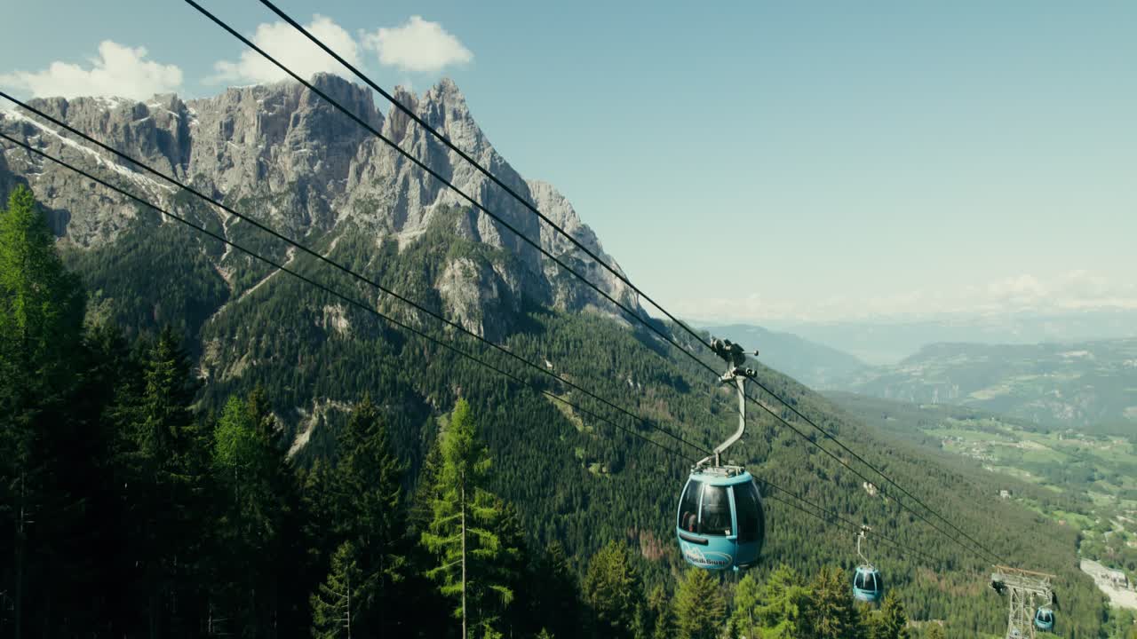 Viaggio in funivia alpina attraverso un paesaggio montuoso