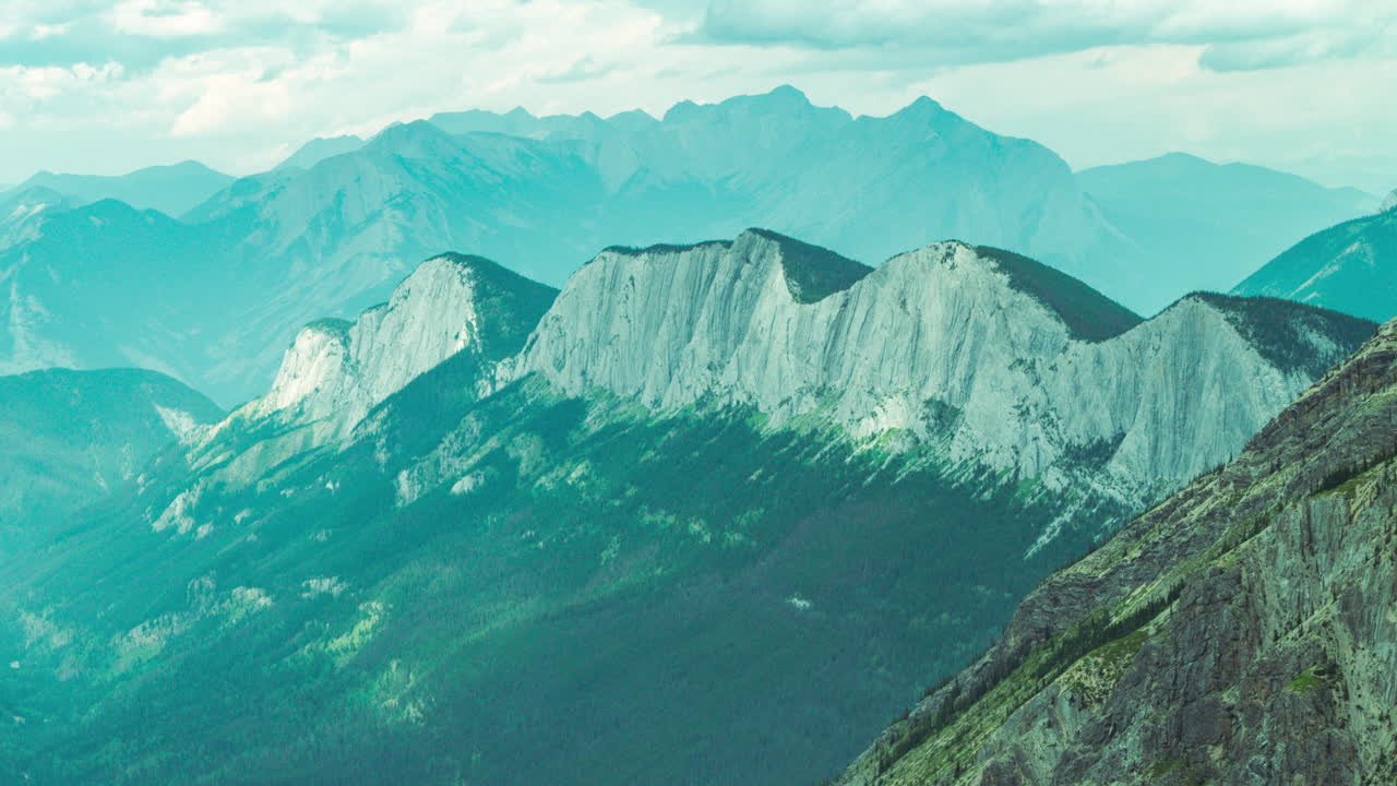 놀라운 산 타임 스 (timelapse) 는 황은 하늘의 평온한 아름다움을 포착합니다.