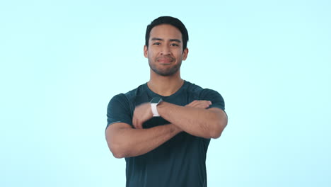 fitness, brazos cruzados y cara de hombre en el estudio