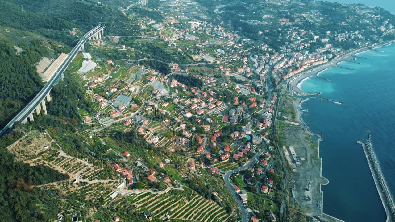 고속도로 와 계단식 언덕 이 있는 해안 도시 의 공중 풍경