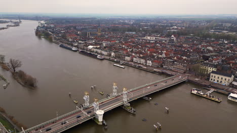 Luftaufnahme-Der-Skyline-Der-Stadt-Kampen-Vom-Fluss-Ijssel-Aus