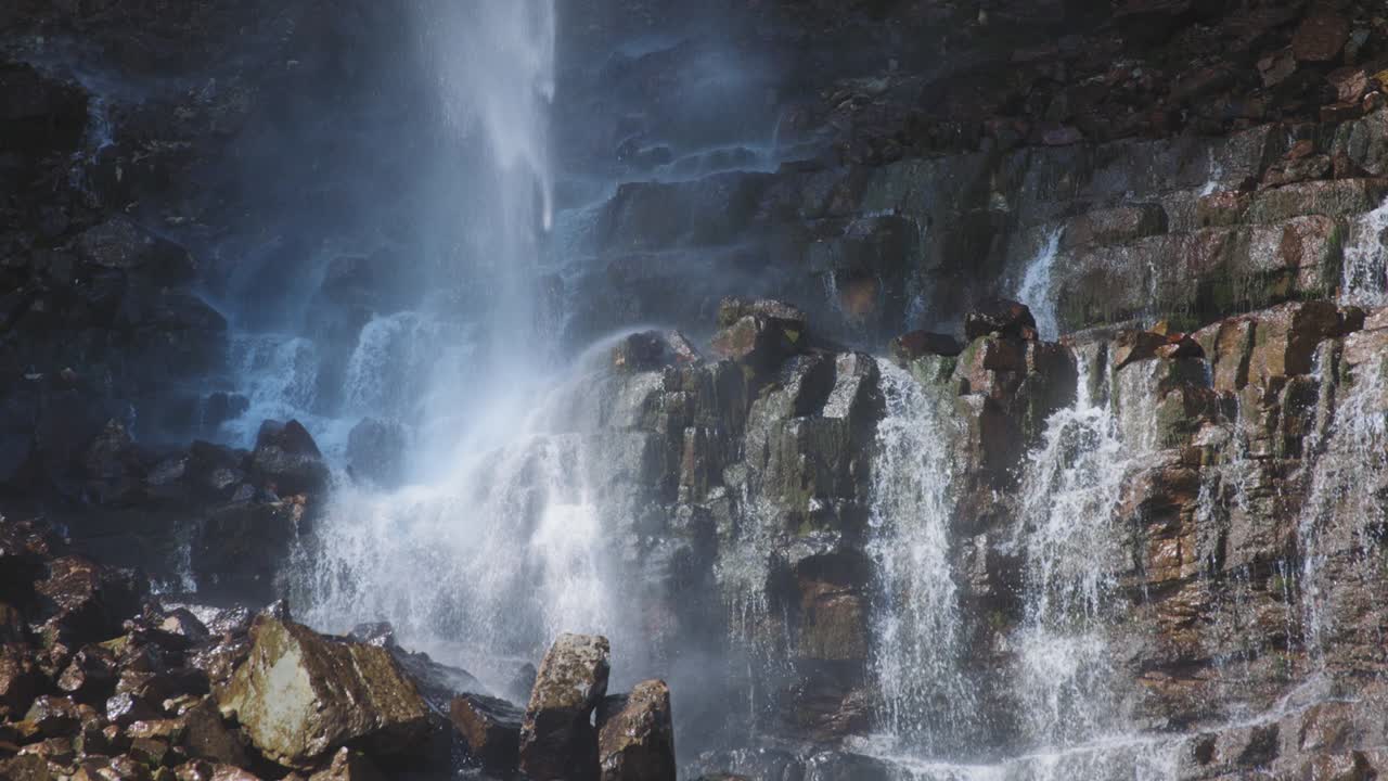 폭포가 폭포의 돌에 부히고