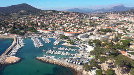 Carqueiranne-Luftaufnahme-Hafen-Marina-Var-Departement-Berge-Im-Hintergrund