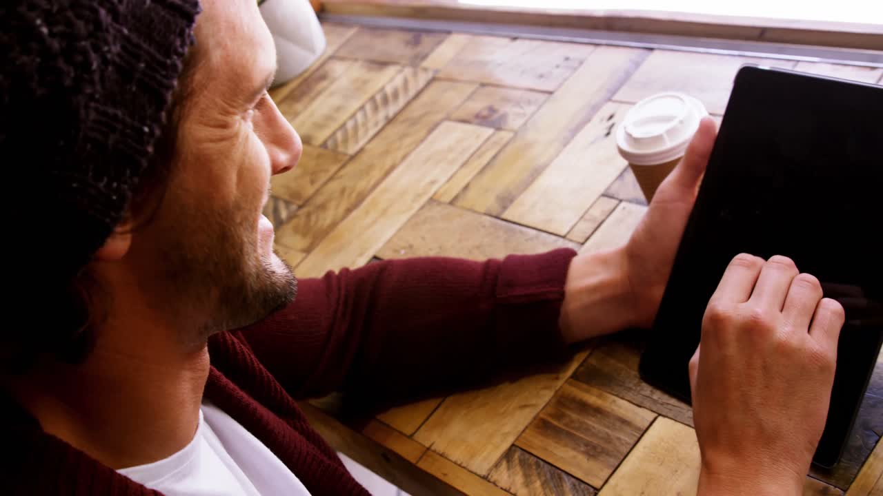 Man using digital tablet in caf&Atilde;&copy;