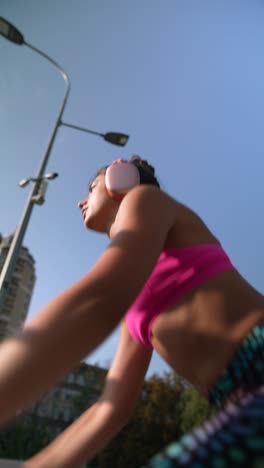 mujer haciendo ejercicio al aire libre