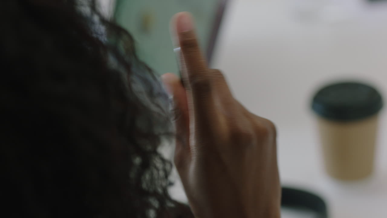 mujer de negocios afroamericana discutiendo un proyecto corporativo sosteniendo una pluma compartiendo ideas en una reunión de oficina