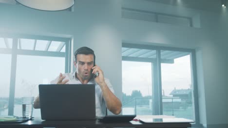 Hombre-De-Negocios-Gritando-Por-Móvil-En-Casa-De-Lujo.-Hombre-Enojado-Gritando-Por-Teléfono.