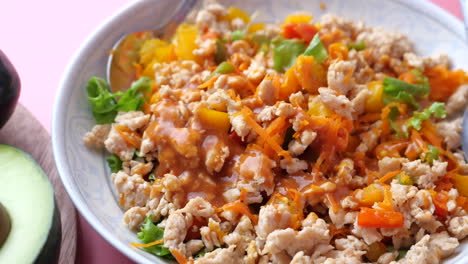 ensalada de pollo con verduras y salsa