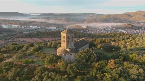 colegiata de san pedro y el pueblo de ponts detrás