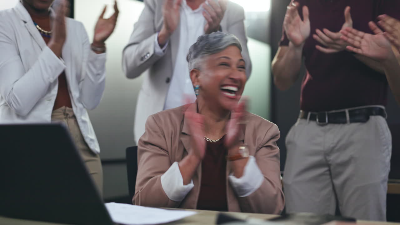 aplausos, high five e mulher de negócios no portátil