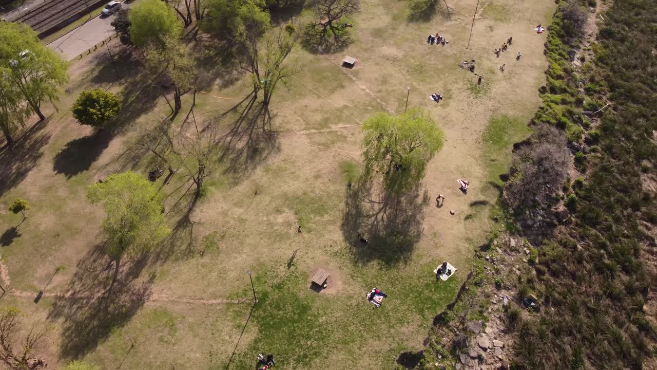 모든 종류의 활동으로 공원에서 즐기는 사람들의 항공 사진