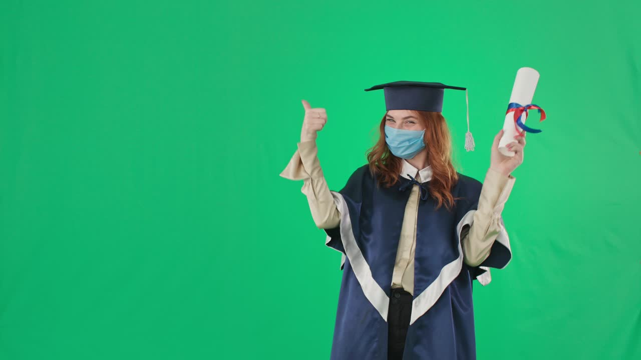 distanza di laurea, giovane donna allegra in abito e cappello gioisce di ricevere il diploma e mostra la classe con il pollice in alto mentre si trova su uno sfondo verde, chiave croma
