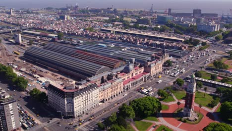 órbita-Aérea-De-La-Estación-De-Tren-De-Retiro,-Torre-Monumental-Y-La-Zona-De-Contenedores-Del-Puerto-Al-Fondo