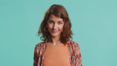 mujer disgustada señalando a la cámara mostrar estúpido gesto idiota dedo cerca de la cabeza estúpido idea de plan loco