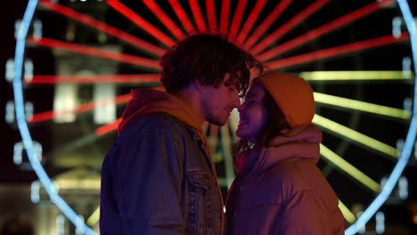 Pareja-Feliz-Sonriendo-En-Una-Cita-Romántica.-Pareja-Alegre-Frotándose-La-Nariz-En-La-Calle.