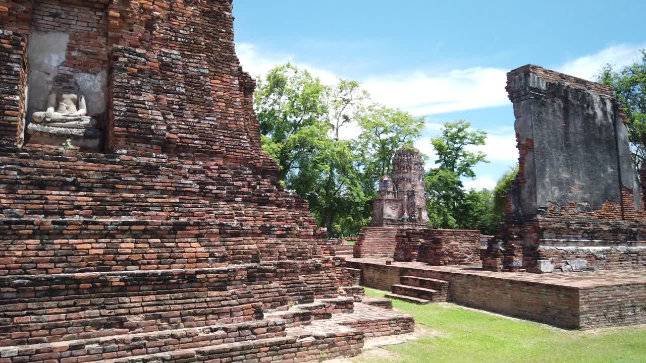 pan shot: ruinas del antiguo templo budista en la antigua ciudad histórica de ayutthaya tailandia