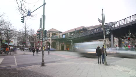 lapso de tiempo en la concurrida intersección de berlín