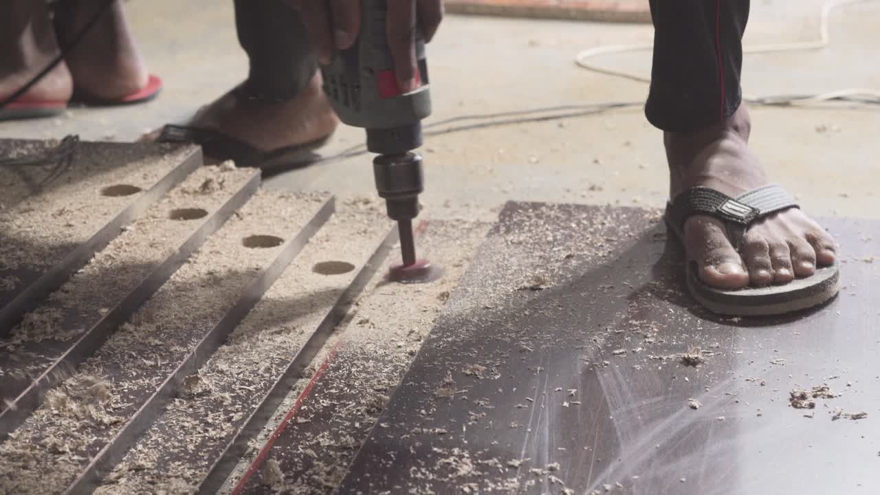 인도 노동자 가구 공장 나무 보드에 구 ⁇ 을 만드는 인도 노동자의 극단적인 클로즈업