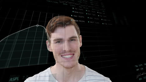 animación del procesamiento de datos sobre el empresario caucásico sonriente