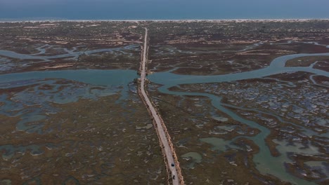 toma aérea de marismas con el mar al fondo.