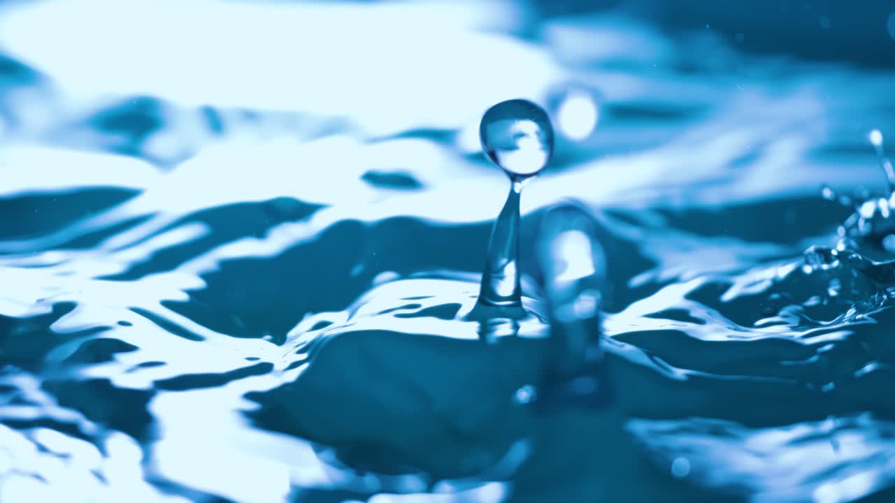 폭우 물방울이 슈퍼 슬로 모션으로 떨어지는 장면을 슈퍼 스로 모션 카메라로 촬영했다.