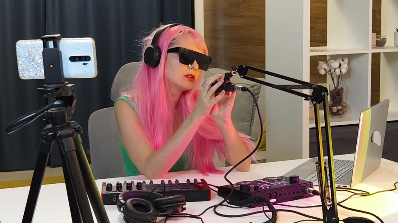 mujer transmitiendo contenido de producción musical en un estudio casero