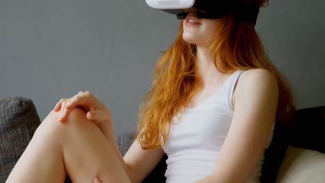 mujer usando auriculares de realidad virtual en la sala de estar 4k
