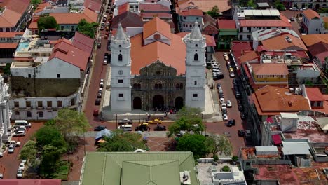 Toma-Aérea-De-La-Catedral-Metropolitana-Basílica-De-La-Iglesia-De-Santa-María-Posada-Casco-Antiguo-Con-Cerro-Ancón-Al-Fondo