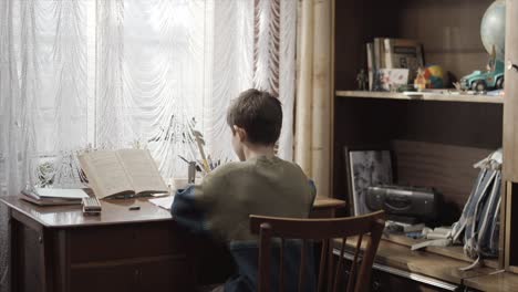 niño estudiando en un escritorio