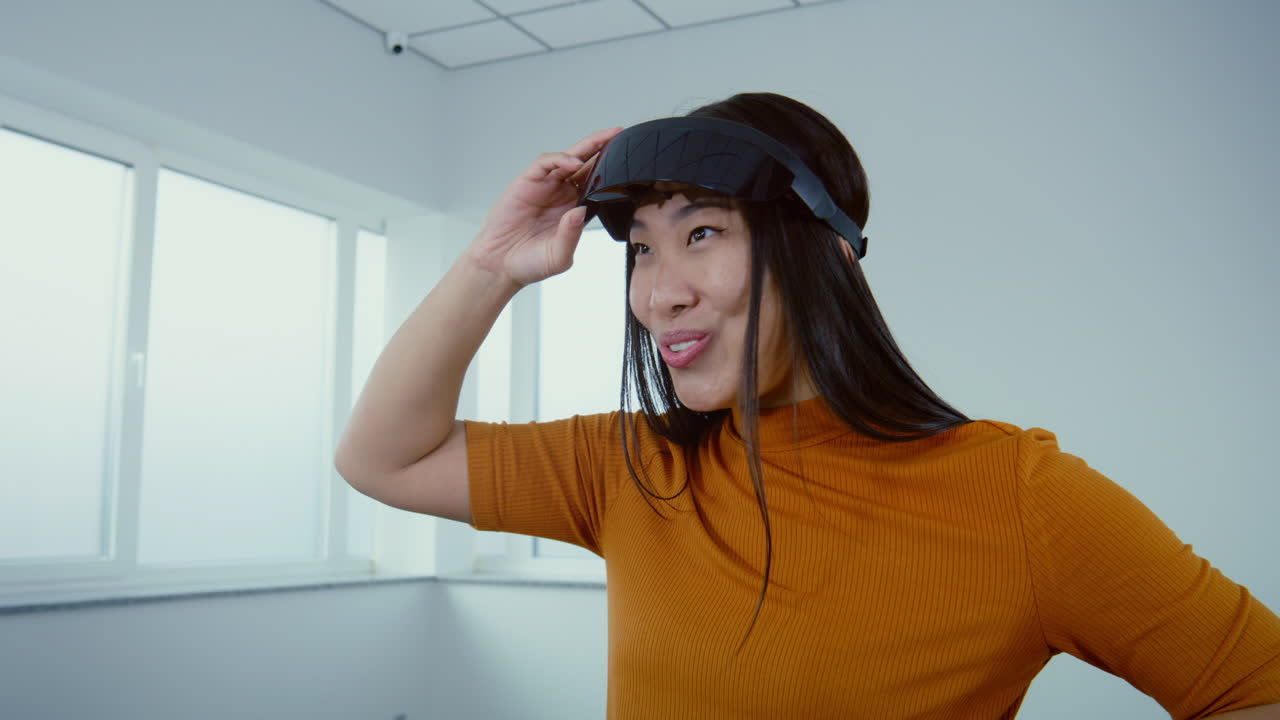 사무실에서 가상 현실을 경험하는 여성