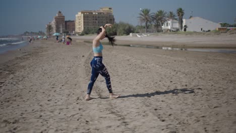 mujer haciendo ejercicio en la playa