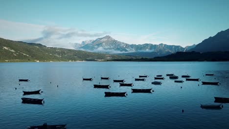 lago de santa croce con vista a las montañas dolomitas y docenas de botes de madera