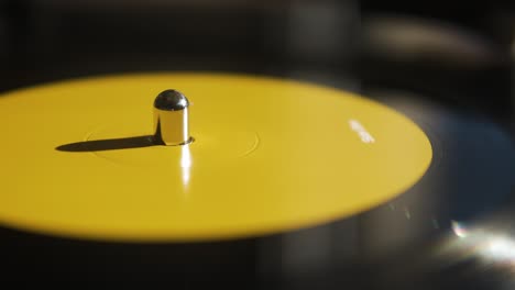 ultra-close-up eines vinyls, das auf einem platten-player dreht