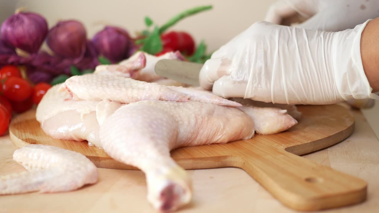 preparando un pollo crudo