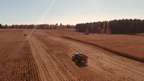 Imágenes-Aéreas-De-4k-De-La-Operación-Combinada-Con-Tractores-De-Apoyo-Cosechando-Riqueza-En-Quebec,-Canadá