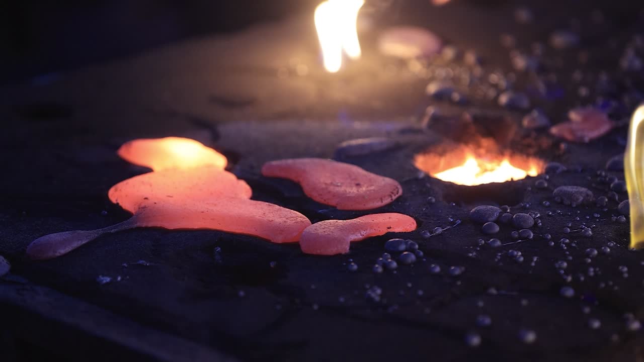 철강 및 철강 기업 생산 장면 안전 첫 번째 개념, 금속학, 금속 및 합금 공장에서의 금속과 합금 주조 작업자, 후방, 은 금속의 연기가