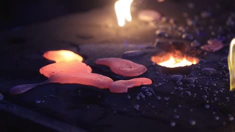 el acero fundido al rojo caliente en una empresa de hierro y acero escena de producción de seguridad primer concepto, metalurgia, trabajador de fundición de metales y aleaciones en una planta metalúrgica, vista trasera, humo de metal rojo