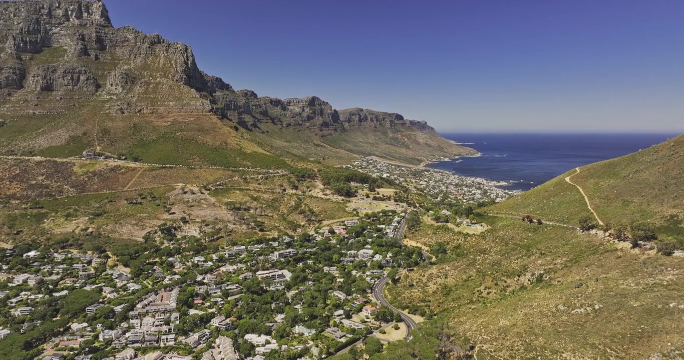 Città del Capo, Sudafrica. Sorvolo aereo v3 sopra Tamboerskloof e Higgovale tra Lion's Head, Table Mountain e Camps Bay - Ripreso con Mavic 3 Pro Cine - 1 gennaio 2024
