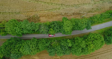 Vista-Aérea-De-La-Carretera-Que-Pasa-El-Coche-13