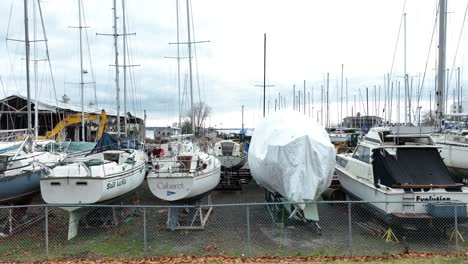 Linksbewegung-Zeigt-Boote,-Die-Für-Den-Winter-Gestapelt-Sind