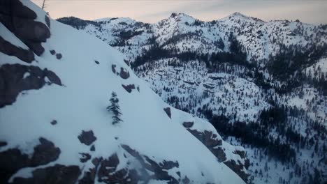 Berge-Sind-Mit-Schnee-Bedeckt