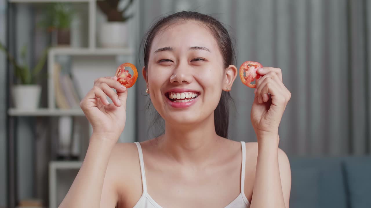 집에서 만든 토마토 얼굴 마스크를 착용하는 여성