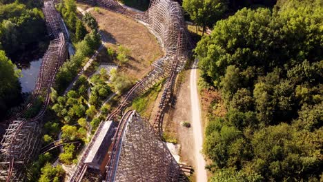 video aéreo de montaña rusa indómita en walibi holland