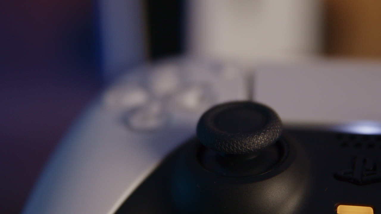 controller ps5 lato sinistro in una stanza a led rgb di notte, mettendo a fuoco lentamente il primo piano