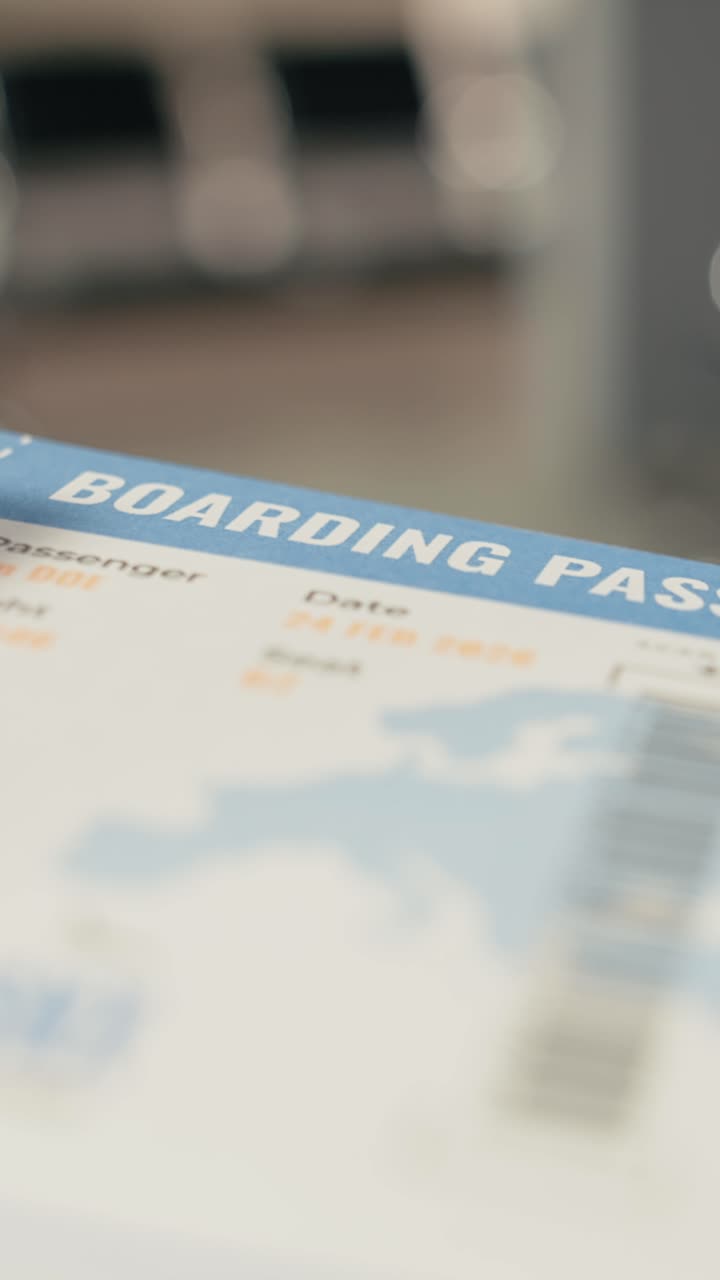 Primo piano della carta d'imbarco e del passaporto pronti per il viaggio.